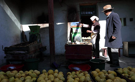 Pear syrup workshop in Sichuan