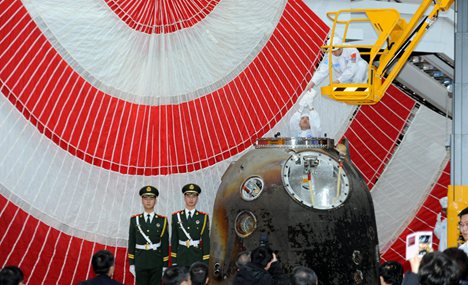 Shenzhou 11 reentry module opened