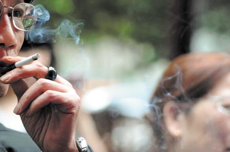 China mulls nation-wide smoking ban in public places