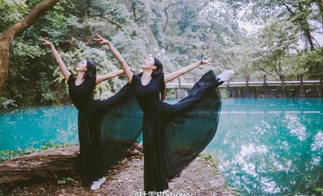 Twins go viral online as straight 'A' students