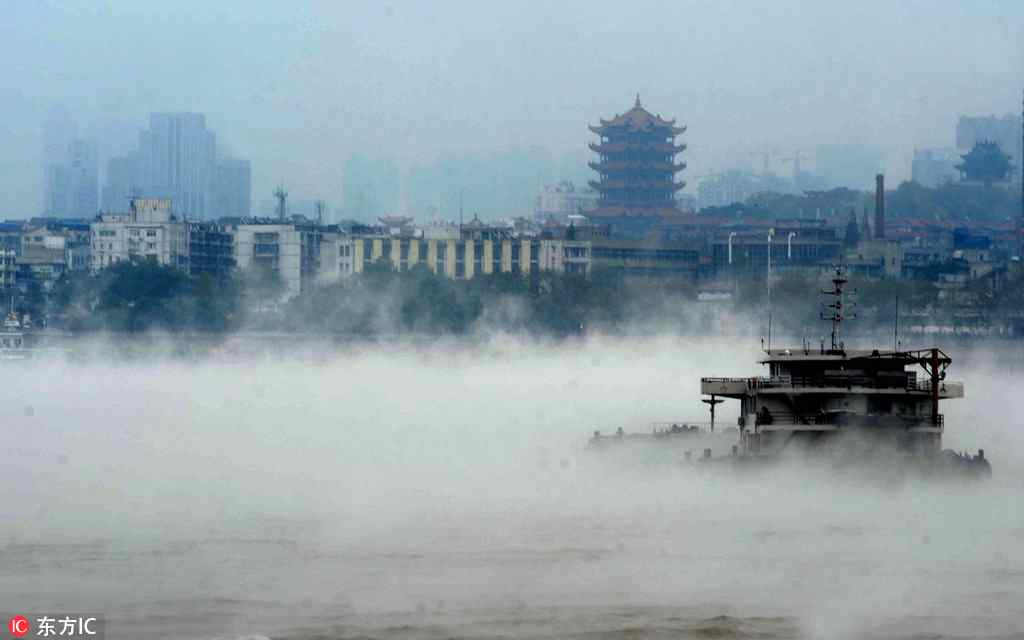 Vessels sail in misty Wuhan 'fairyland'