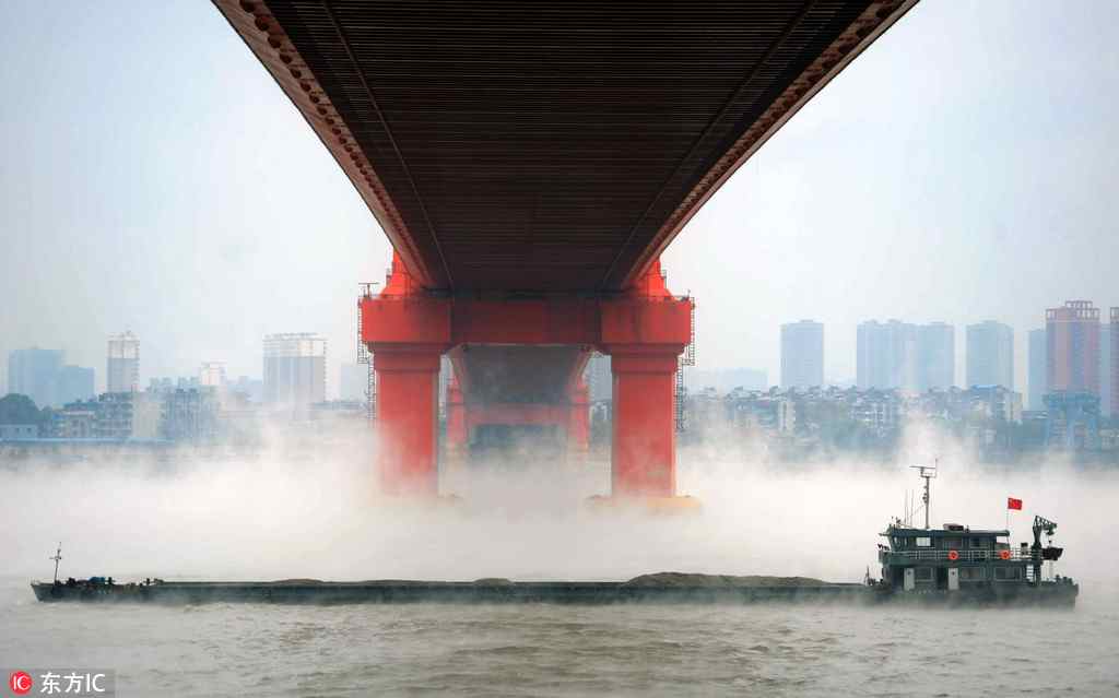 Vessels sail in misty Wuhan 'fairyland'