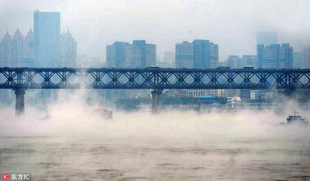 Vessels sail in misty Wuhan 'fairyland'