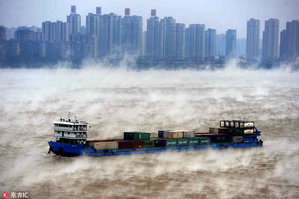 Vessels sail in misty Wuhan 'fairyland'
