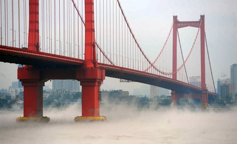 Vessels sail in misty Wuhan 'fairyland'