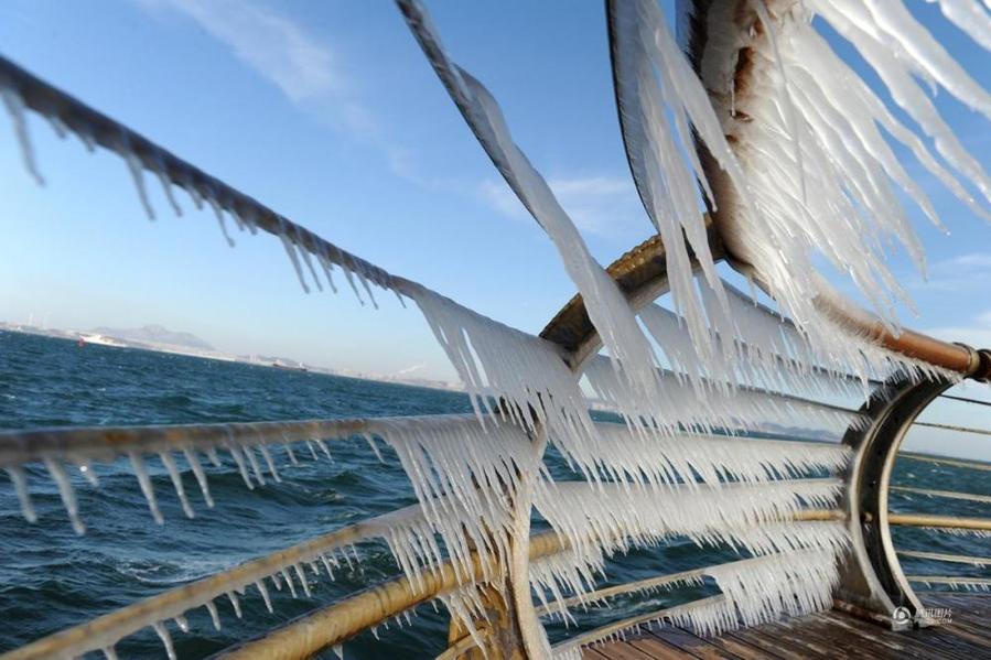 Icicles carved by wind in Dalian