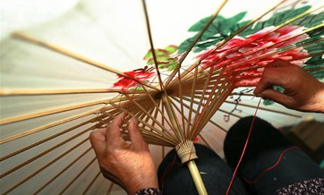 Traditional techniques of making oilpaper umbrellas