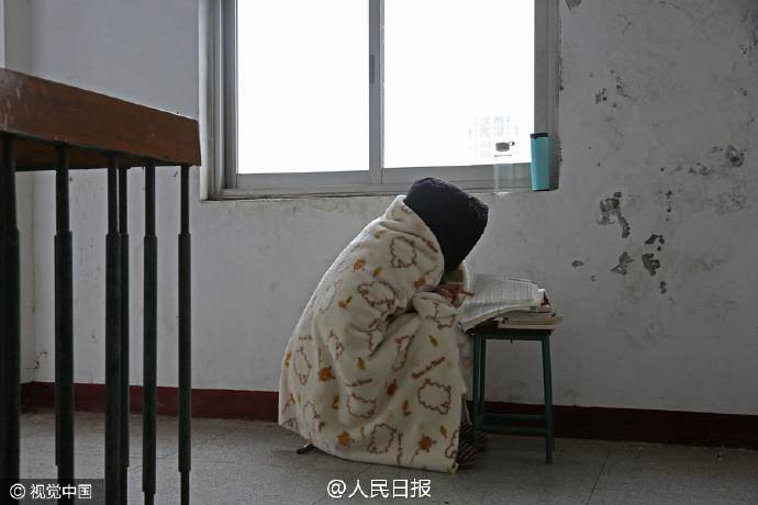 Fighting cold, fighting for their futures! Diligent college students bundle up to prepare for post-graduate exam