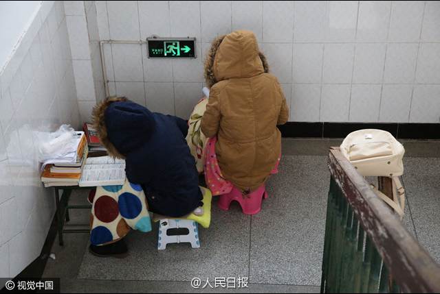Fighting cold, fighting for their futures! Diligent college students bundle up to prepare for post-graduate exam