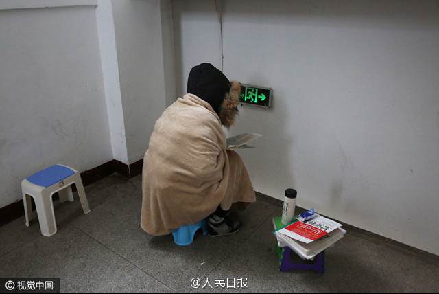 Fighting cold, fighting for their futures! Diligent college students bundle up to prepare for post-graduate exam