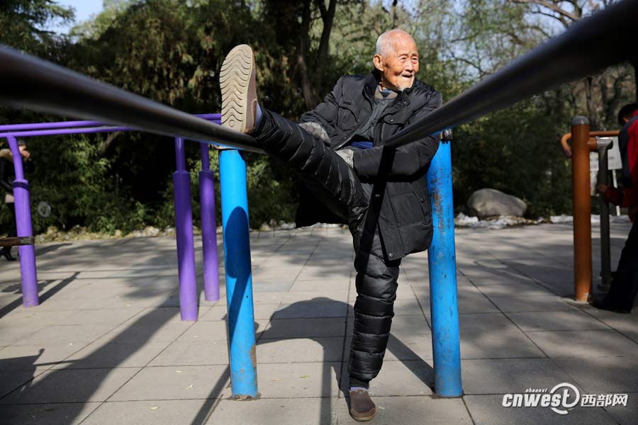 101-year-old man works out, keeps fit