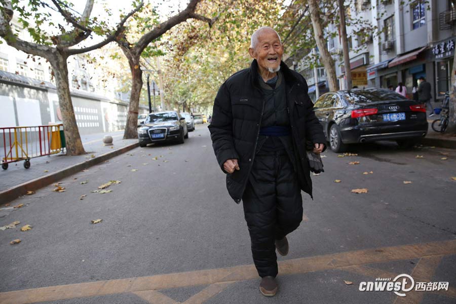 101-year-old man works out, keeps fit