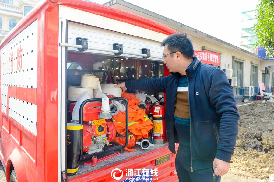 Miniature fire engine in Hangzhou delights residents