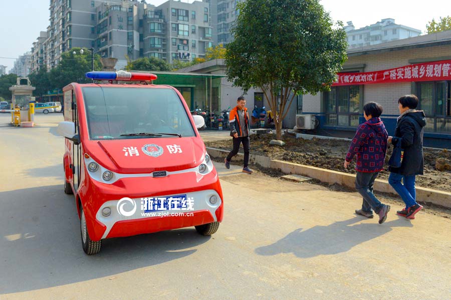 Miniature fire engine in Hangzhou delights residents