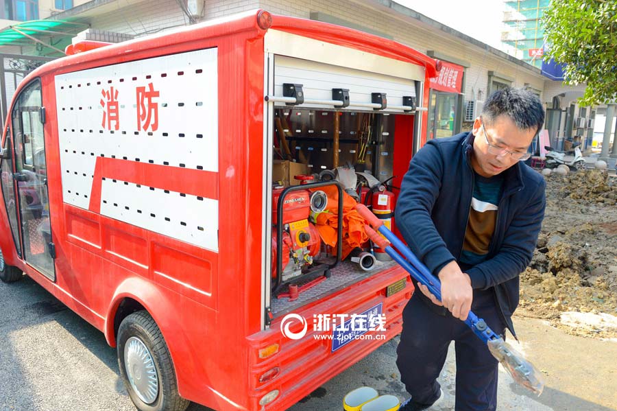 Miniature fire engine in Hangzhou delights residents