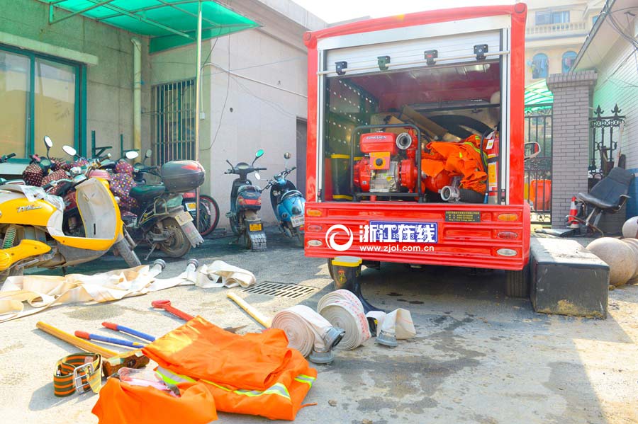 Miniature fire engine in Hangzhou delights residents