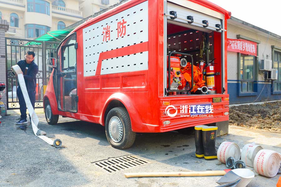 Miniature fire engine in Hangzhou delights residents