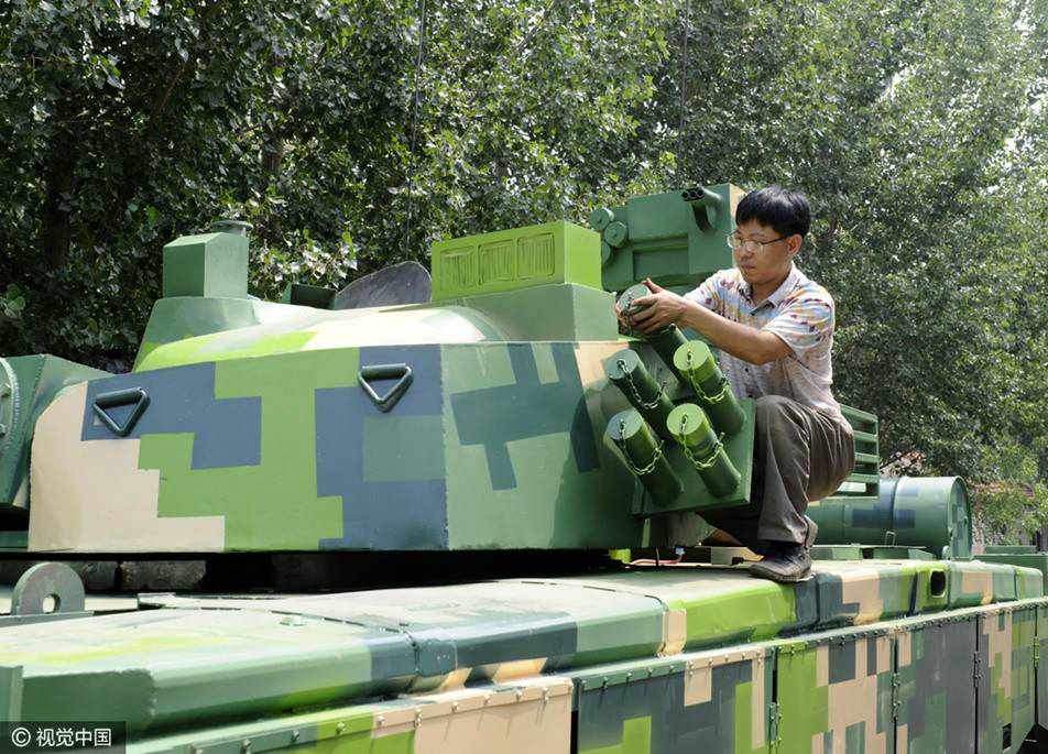 Young men in Shandong build full-scale tank model