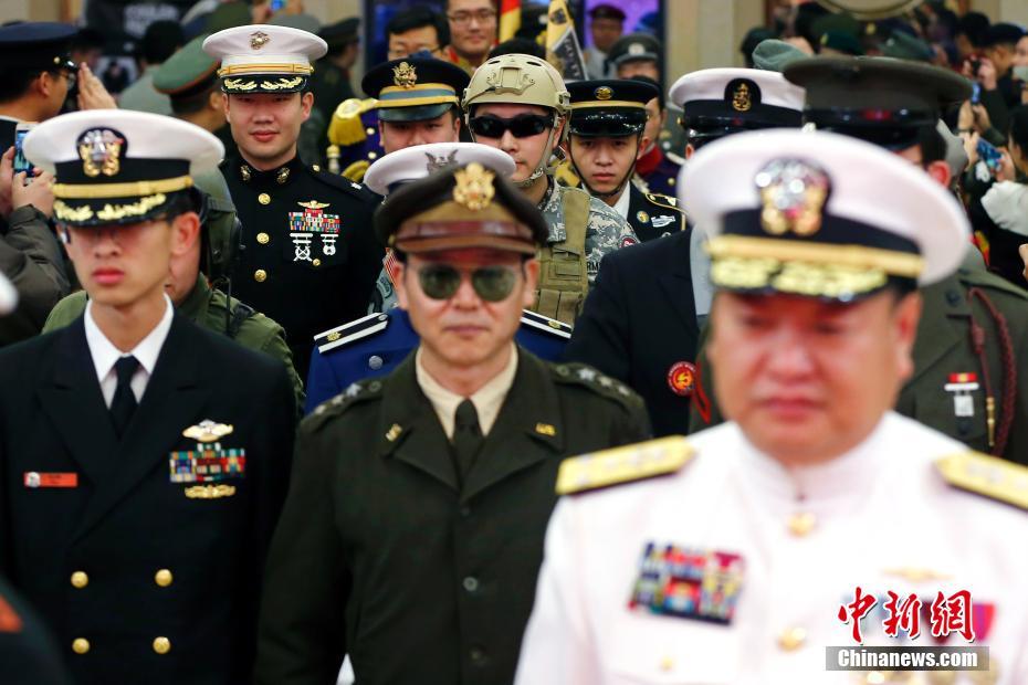 I love somebody in military uniform!