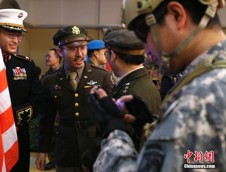 I love somebody in military uniform!