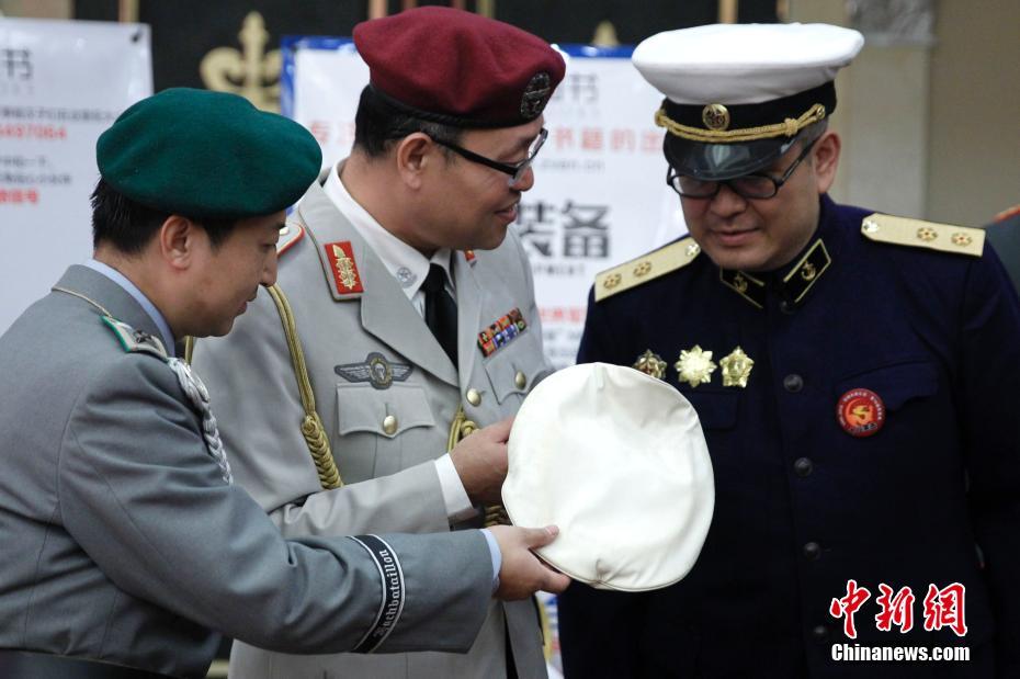 I love somebody in military uniform!