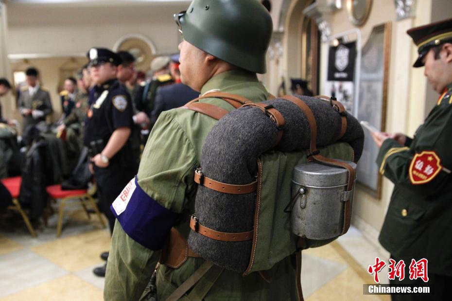 I love somebody in military uniform!