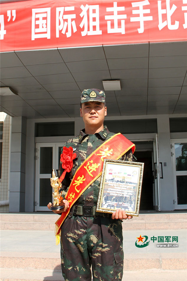 'Sniper king' waves goodbye to military service