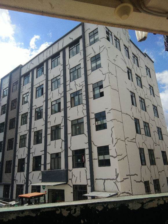 Cracked Yunnan dormitory building 'normal' according to university