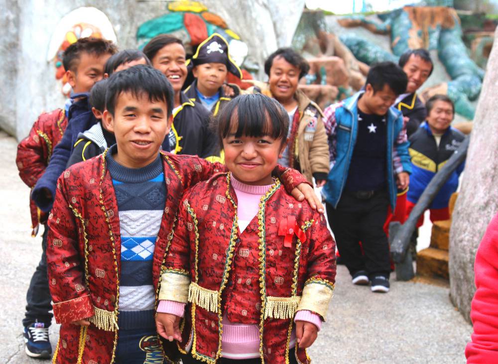 Lilliputian dwarves enjoy life in Kunming