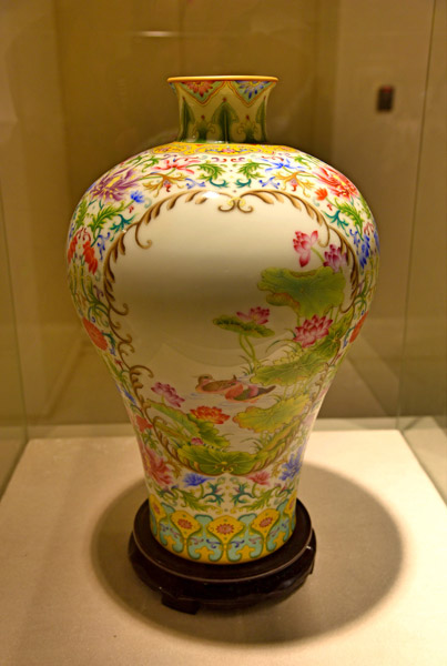 Enameled porcelain: Fine arts with royal style