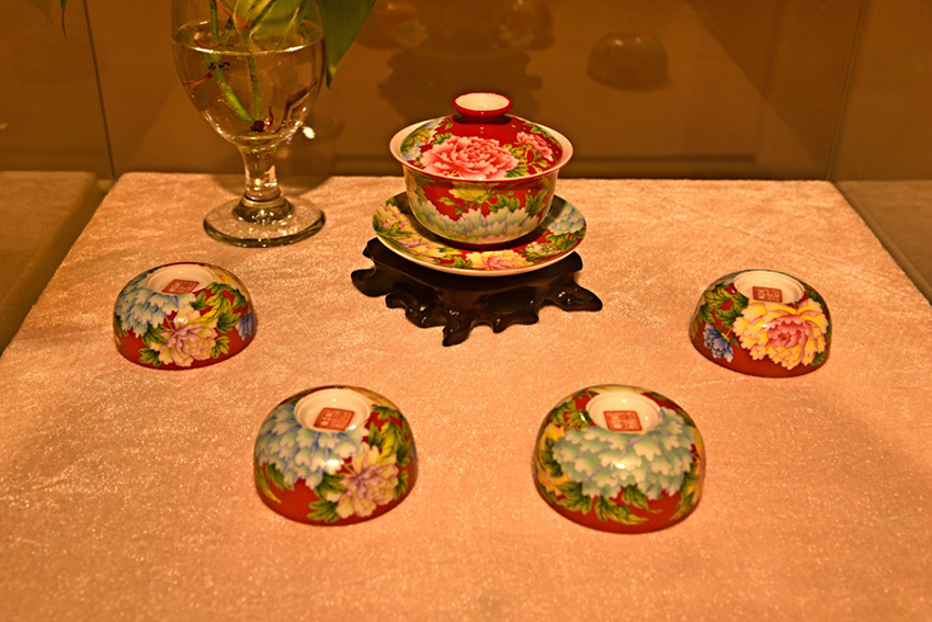 Enameled porcelain: Fine arts with royal style