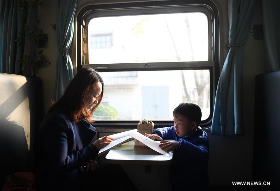 CHINA-LIUZHOU-TRAIN-TRANSFORMED BOOK BAR (CN)