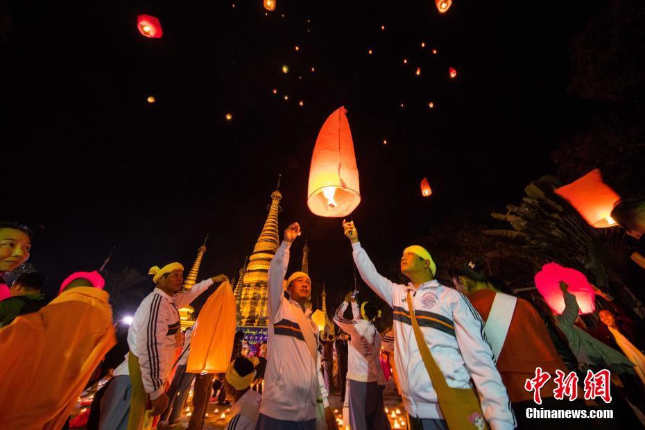 Buddhists light candles, pray for peace on border between China and Myanmar