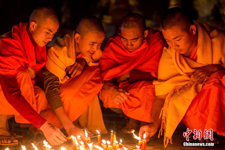 Buddhists light candles, pray for peace on border between China and Myanmar
