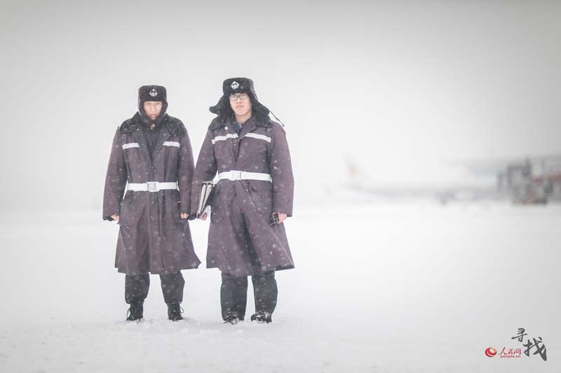 Airport staff work through heavy snow in Shenyang
