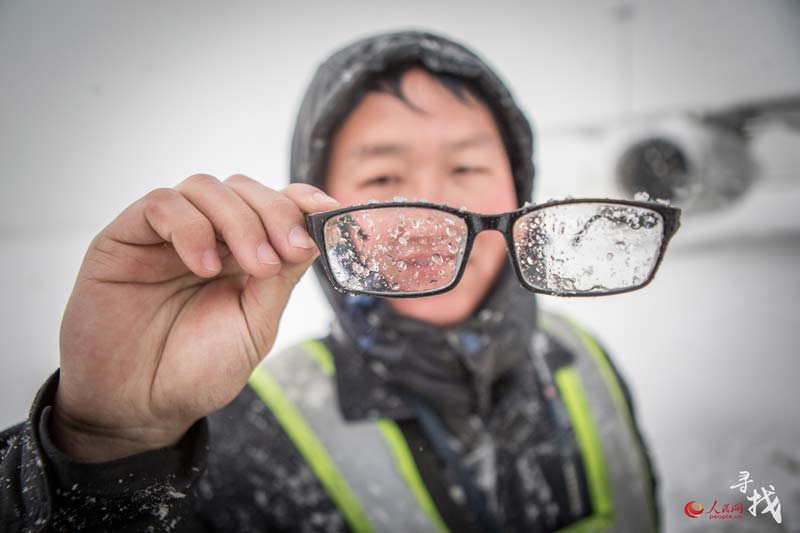 Airport staff work through heavy snow in Shenyang