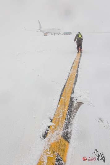 Airport staff work through heavy snow in Shenyang