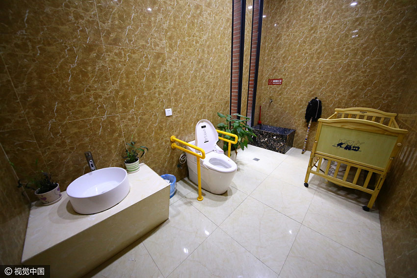 Chongqing builds 5-star public bathroom