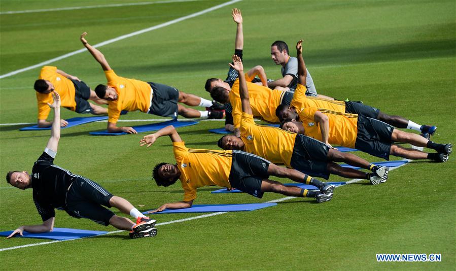 Players of Juventus warm up during a training session in Aspire Academy in Doha, capital of Qatar, on Dec. 21, 2016. Juventus will face AC Milan in the Italian Super Cup final soccer match in Al Sadd stadium of Doha on Dec. 22. (Xinhua/Nikku) 