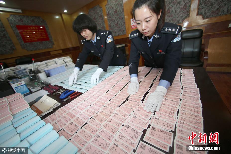 Police crack counterfeit train ticket ring in Wuhan