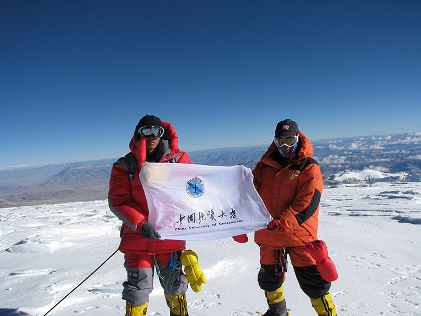 College mountaineering team achieves world record after reaching peak of South Pole