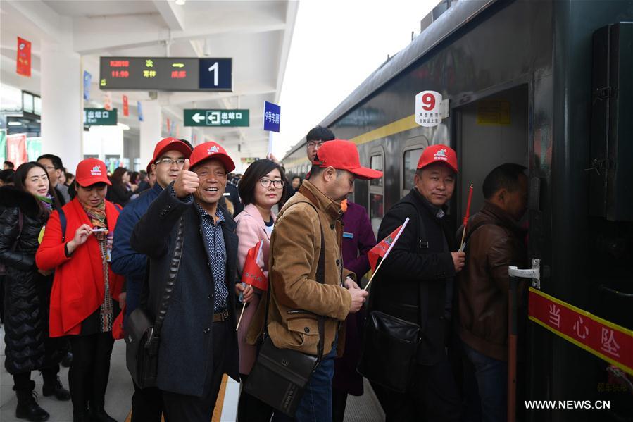 The Minxian-Guangyuan section of Lanzhou-Chongqing railway line was put into operation on Monday.