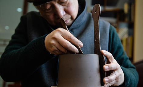 Inheritor of Yixing pottery making