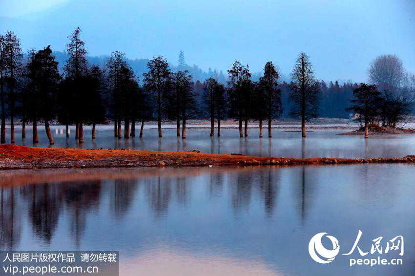 Mist transforms Qishu Lake into mysterious wonderland