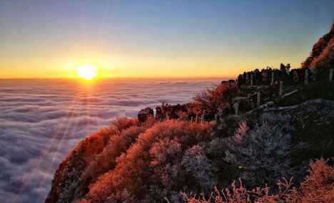 Tourists welcome sunlight of 2017 at Mount Emei