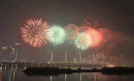 Fireworks paint sky over Xiangjiang River 