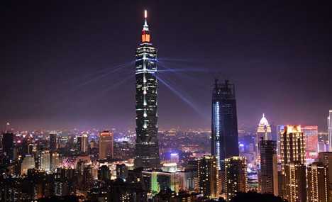 Light show illuminates Taipei 101 skyscraper