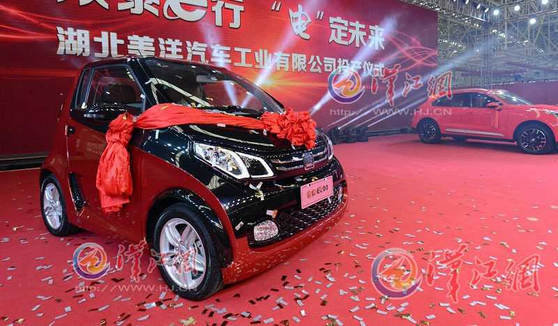 Xiangyang’s new energy automobiles drive down from the assembly line