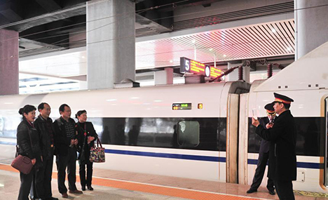Yunnan high-speed rail carries 100,000 passengers