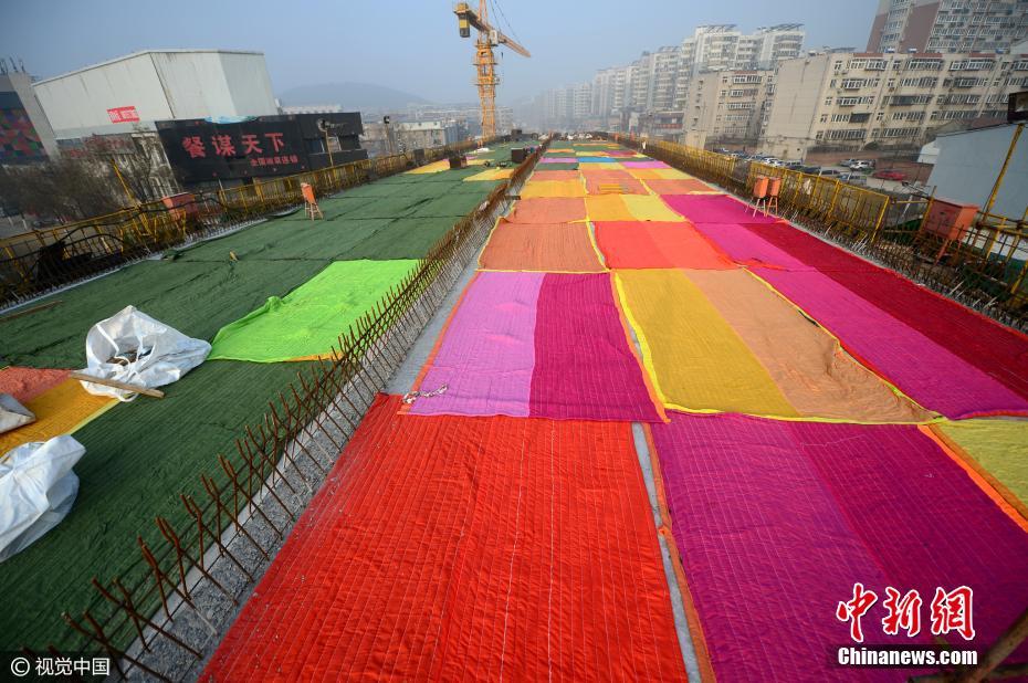 100 colorful quilts form 'rainbow road' in Jinan
